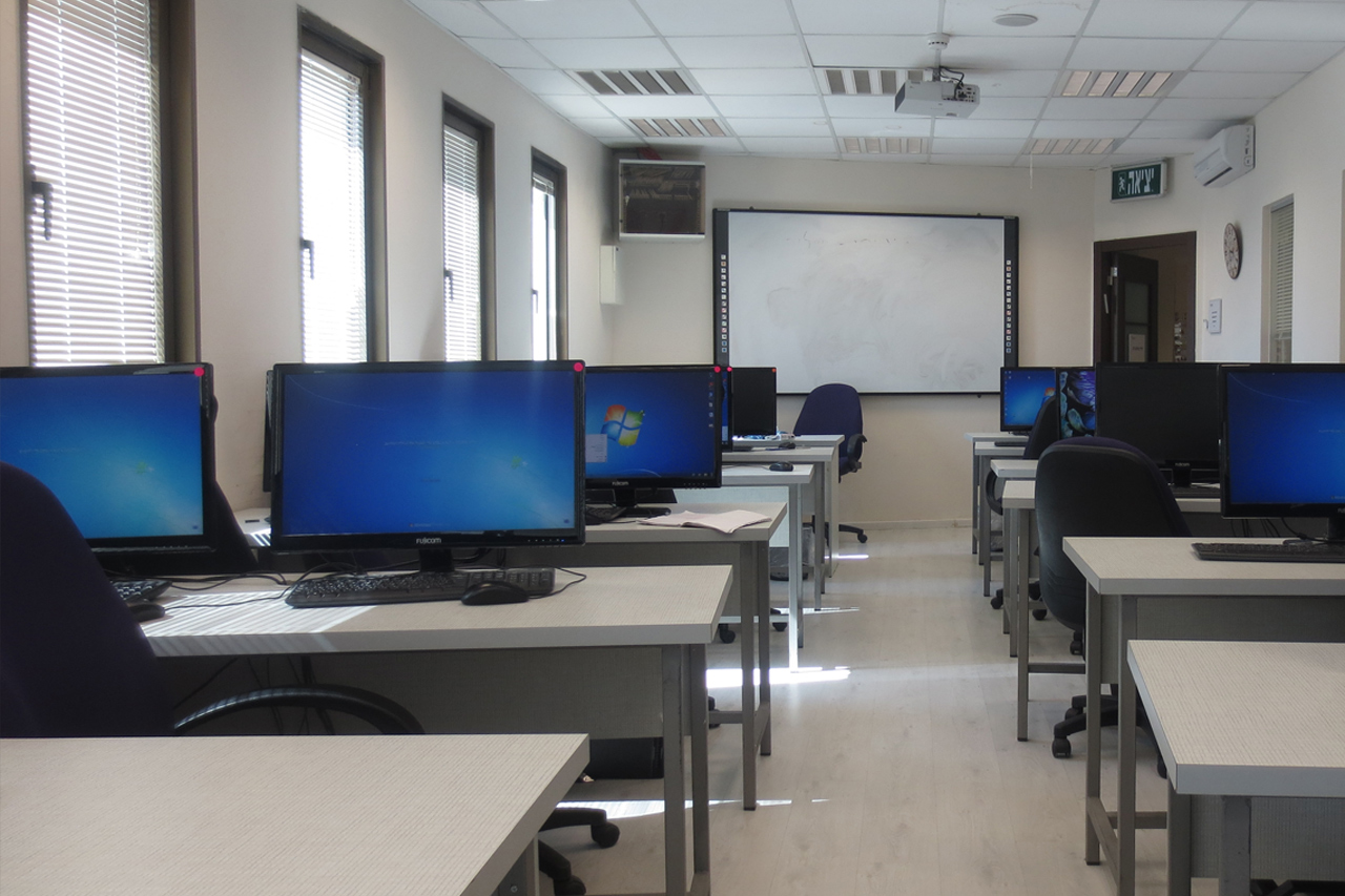 חדר מחשבים מאובזר